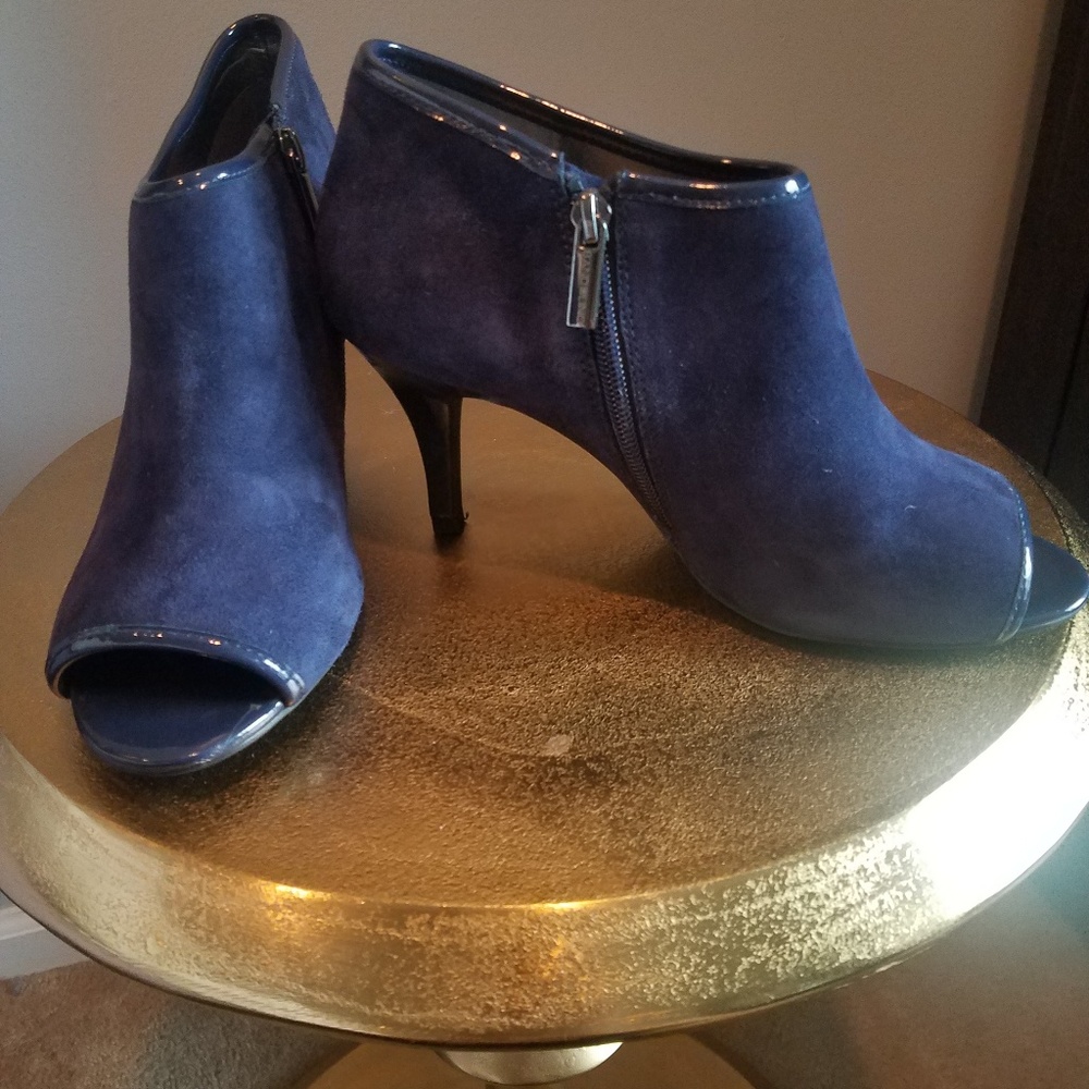 Bandolino peep toe booties